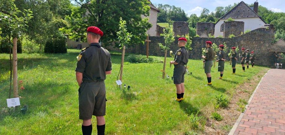 Польські скаути під час покладання квітів біля меморіалу блаженної родини Ульма біля монастиря Грефінталь Польські скаути під час покладання квітів біля меморіалу блаженної родини Ульма біля монастиря Грефінталь