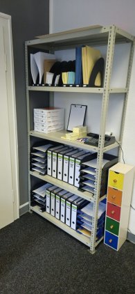 Продажі, логістика та офіс Полиця з папками, документами та папером для принтера