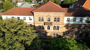 Вхід до гімназії Саарпфальц у Гомбурзі з повітря