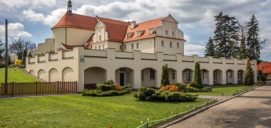 Монастир назаретських монахинь з костелом св. Архангела Михаїла в Остжешові