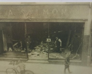 Магазин «Самон» Чорно-біла фотографія зруйнованої вітрини