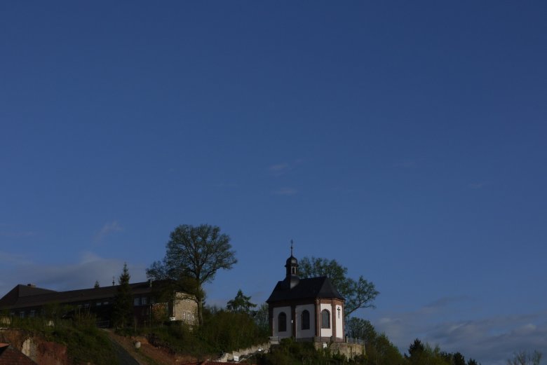 Каплиця Святого Хреста з боку міста Кольорове фото каплиці Чесного Хреста. Блакитне небо.