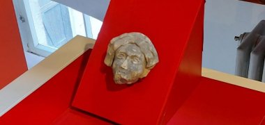 Голова статуї дівчини.