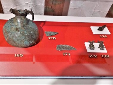 Фото вітрини з бронзовими посудинами