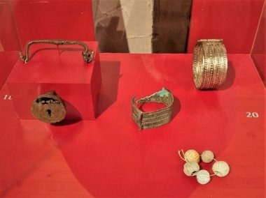 Фотографія вітрини з ювелірними виробами.