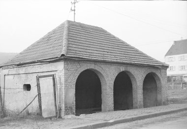 Чорно-біла фотографія занедбаної пральні.