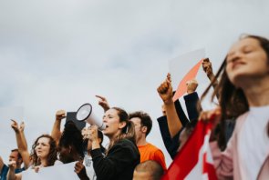 Система збірки кілька людей з плакатами та мегафоном