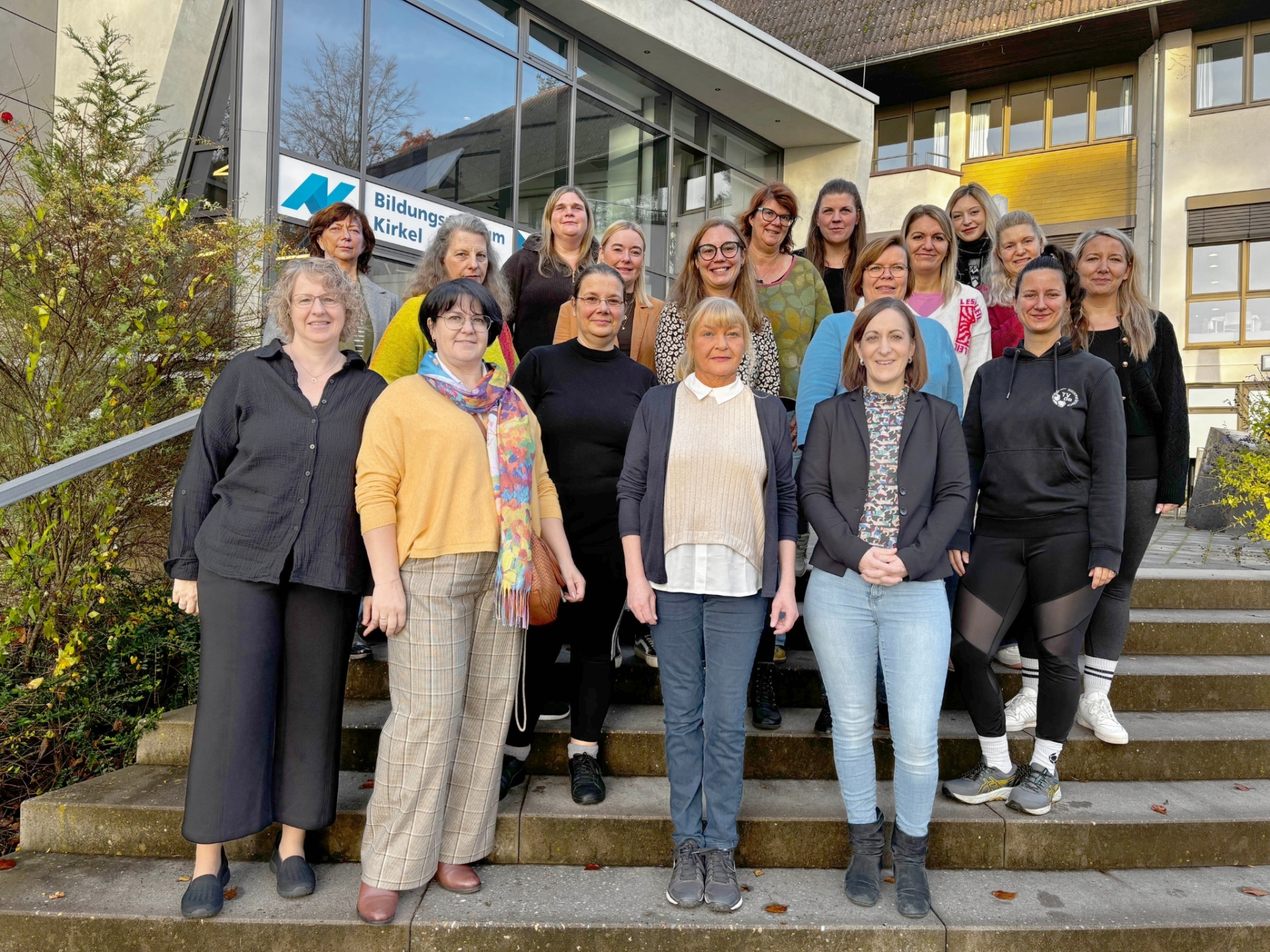 Auftakt zum Fachtag Kindertagespfleg mit den Teilnehmerinnen, der Jugendamtsleiterin und dem Team der Kindertagespflege