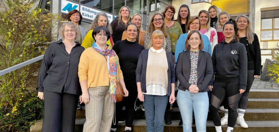 Auftakt zum Fachtag Kindertagespfleg mit den Teilnehmerinnen, der Jugendamtsleiterin und dem Team der Kindertagespflege Auftakt zum Fachtag Kindertagespfleg mit den Teilnehmerinnen, der Jugendamtsleiterin und dem Team der Kindertagespflege