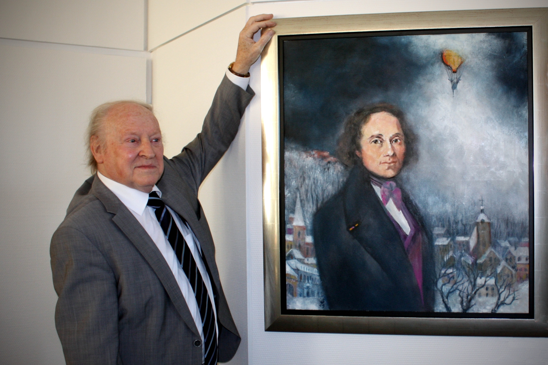 Hermann Theophil Juncker mit seinem Portrait von Johann Georg August Wirth, der 1832 im Vorfeld des Hambacher Festes in Homburg lebte und hier seine Zeitung „Deutsche Tribüne“ herausgab. Juncker schuf das Bild 2009 für die Stadt Homburg. Foto: Martin Baus
