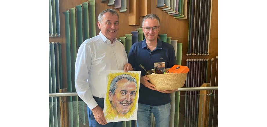 Stabwechsel beim Vorsitz der Siebenpfeiffer-Stiftung: Frank John (r.) übergibt Theophil Gallo ein Abschiedsgeschenk. Foto: Anika Bäcker