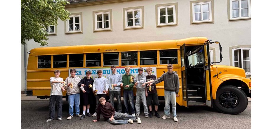 Gelber Schulbus mit Schülern