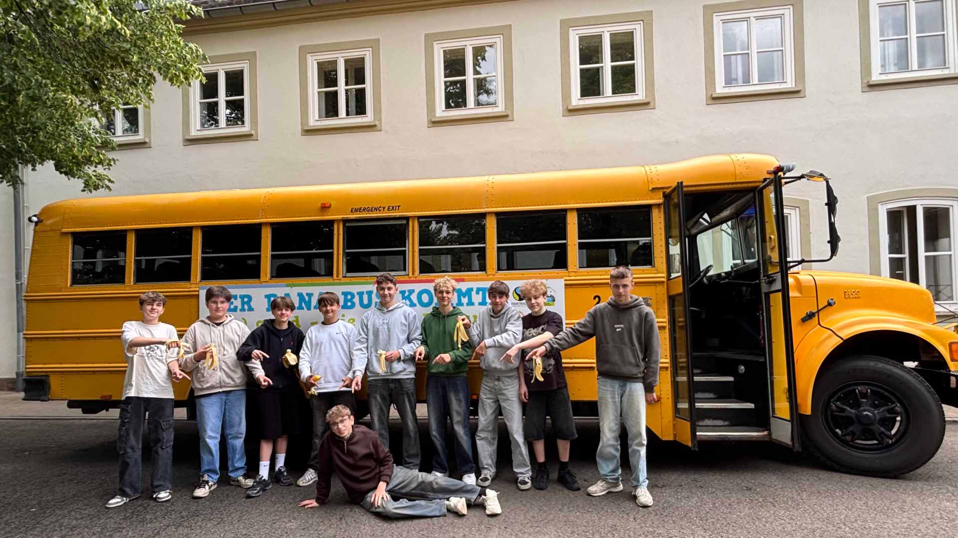 Gelber Schulbus mit Schülern