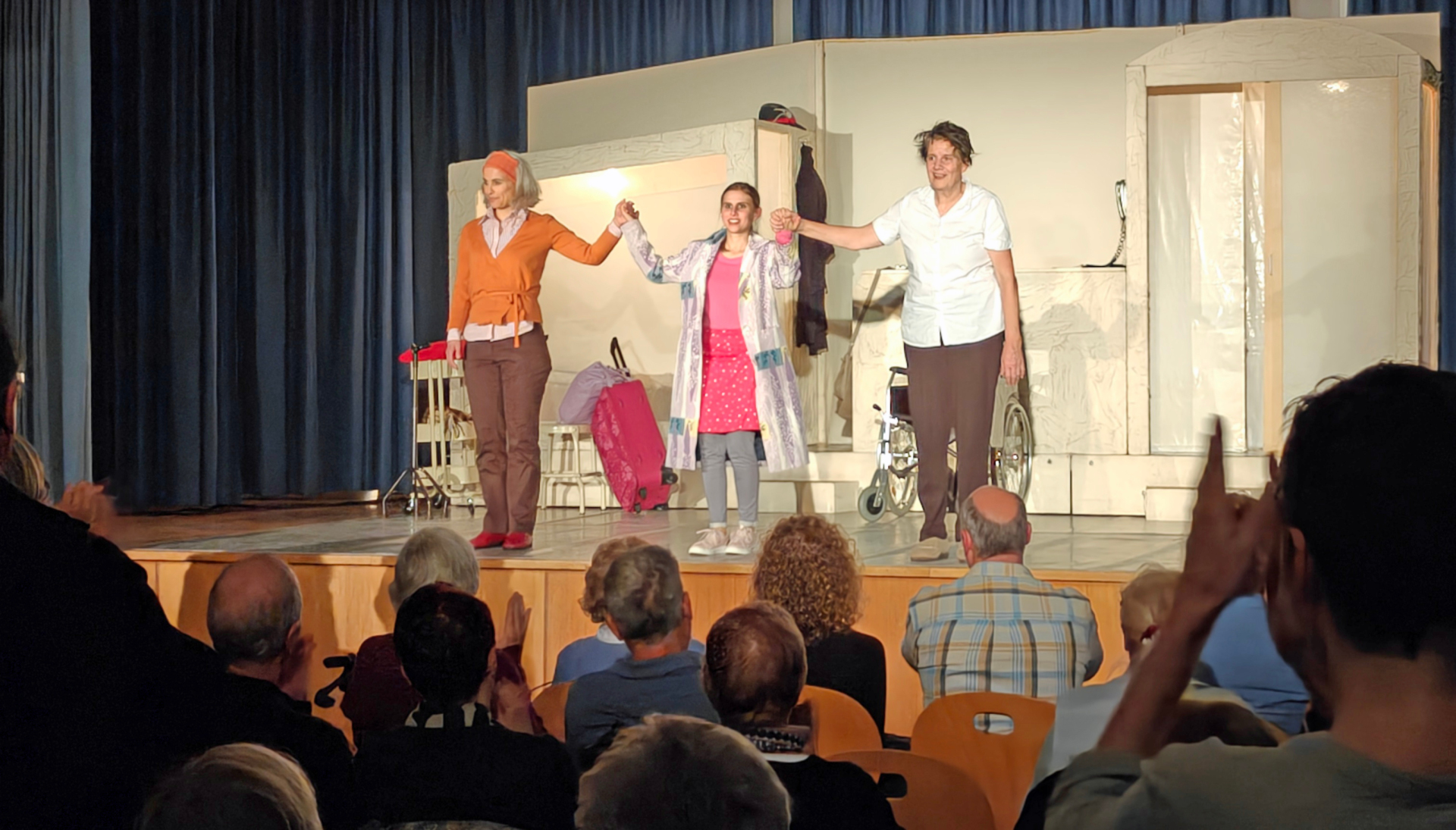 Verbeugung der Schauspielerinnen nach dem Theaterstück 
v.l. Miriam Grimm, Melina Schöfer, Felix S. Felix.