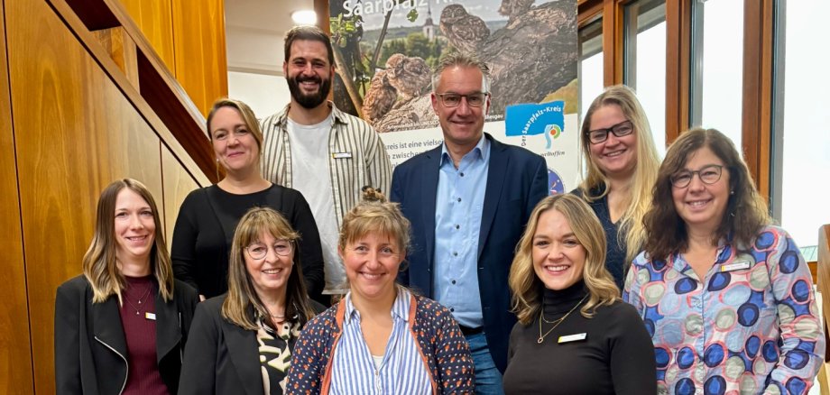 Landrat John mit den Akteuren des Kita-Forums und Prof. Dr. Rieke Hoffer (Bildmitte