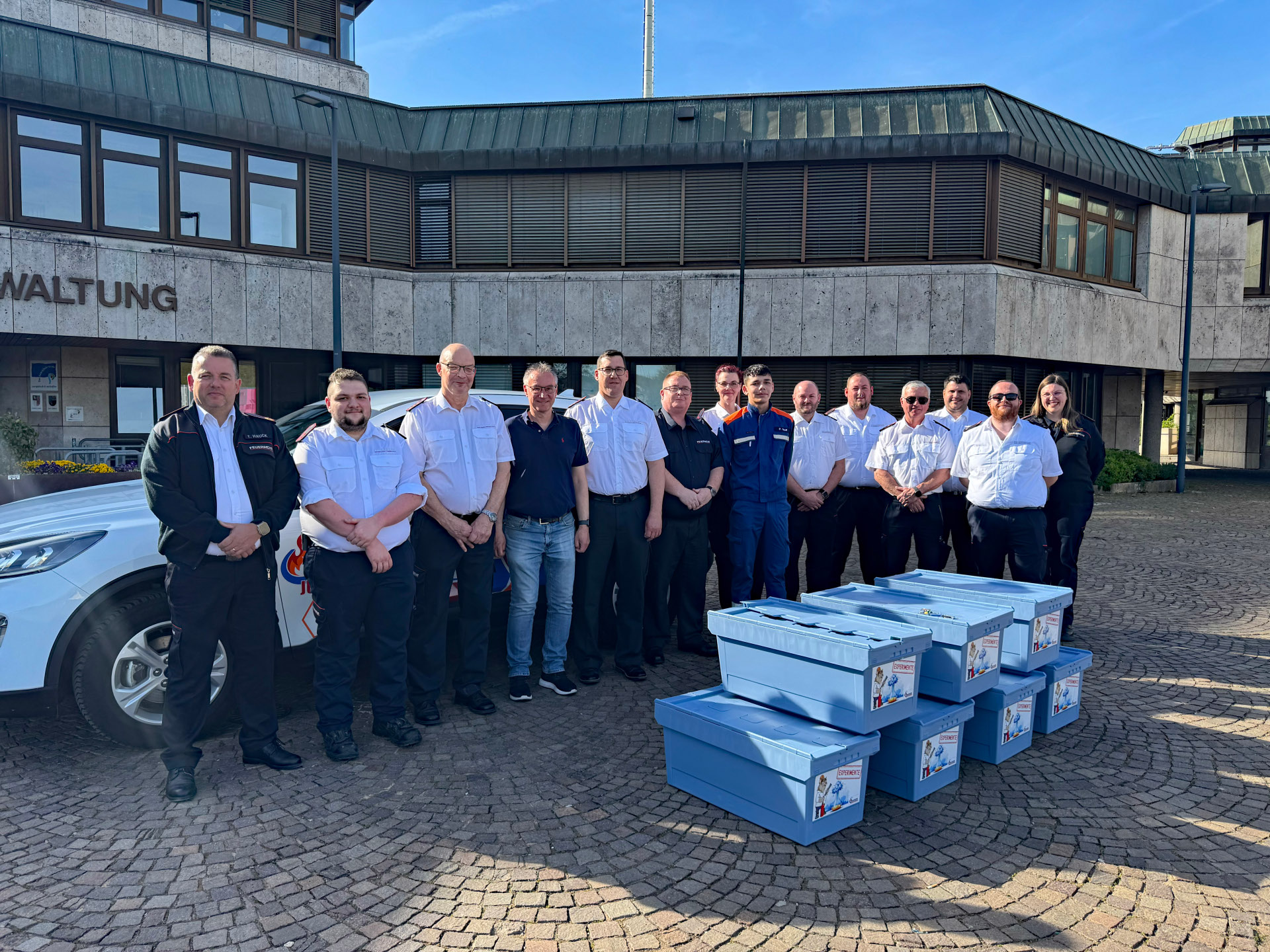 Übergabe der Experimentenkoffer für die Jugendfeuerwehren im Saarpfalz-Kreis an die Wehrführer in den Kommunen