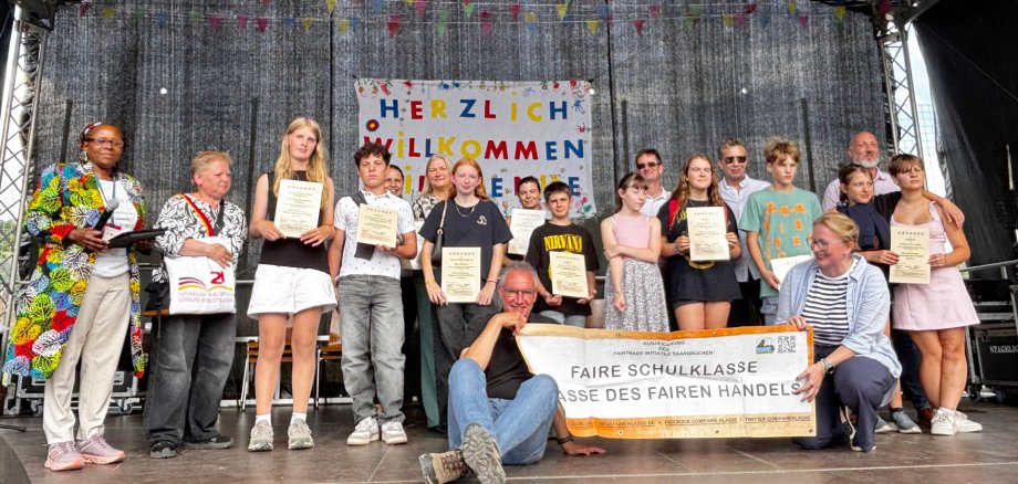 Auszeichnung der Fairen Schulklassen und ihren Lehrkräften beim Biosphärenfest mit Bildungsministerin Christine Streichert-Clivot, Staatssekretär Sebastian Thul, Landrat Frank John und Wynnie Mbindyo von der Fairtrade Initiative Saarland 