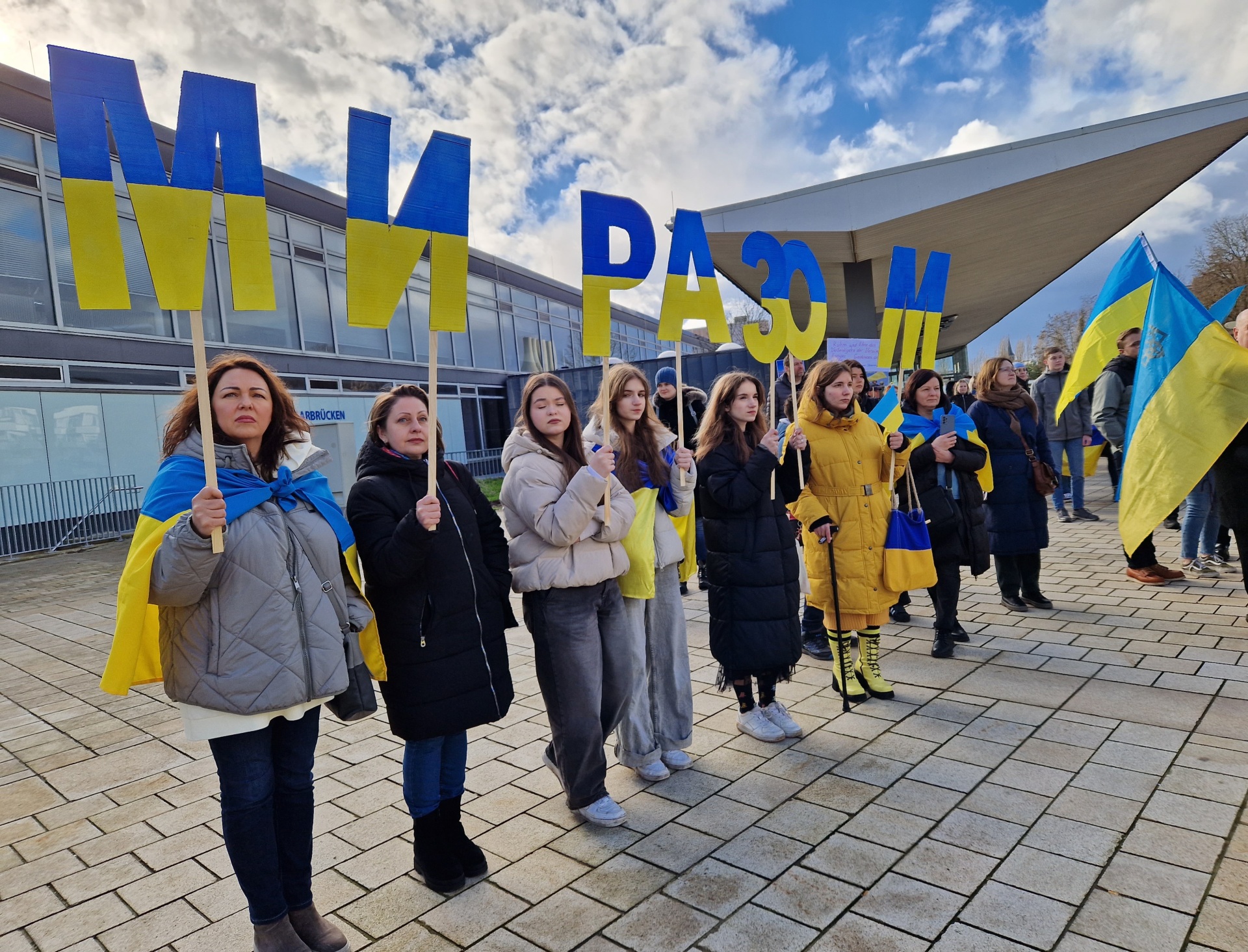 Die von ukrainischen Frauen gehaltene Schrift „Wir zusammen“ bei einer Kundgebungsveranstaltung in Saarbrücken zum Jahrestag des Kriegsbeginns. Foto: Dr.Violetta Frys. 