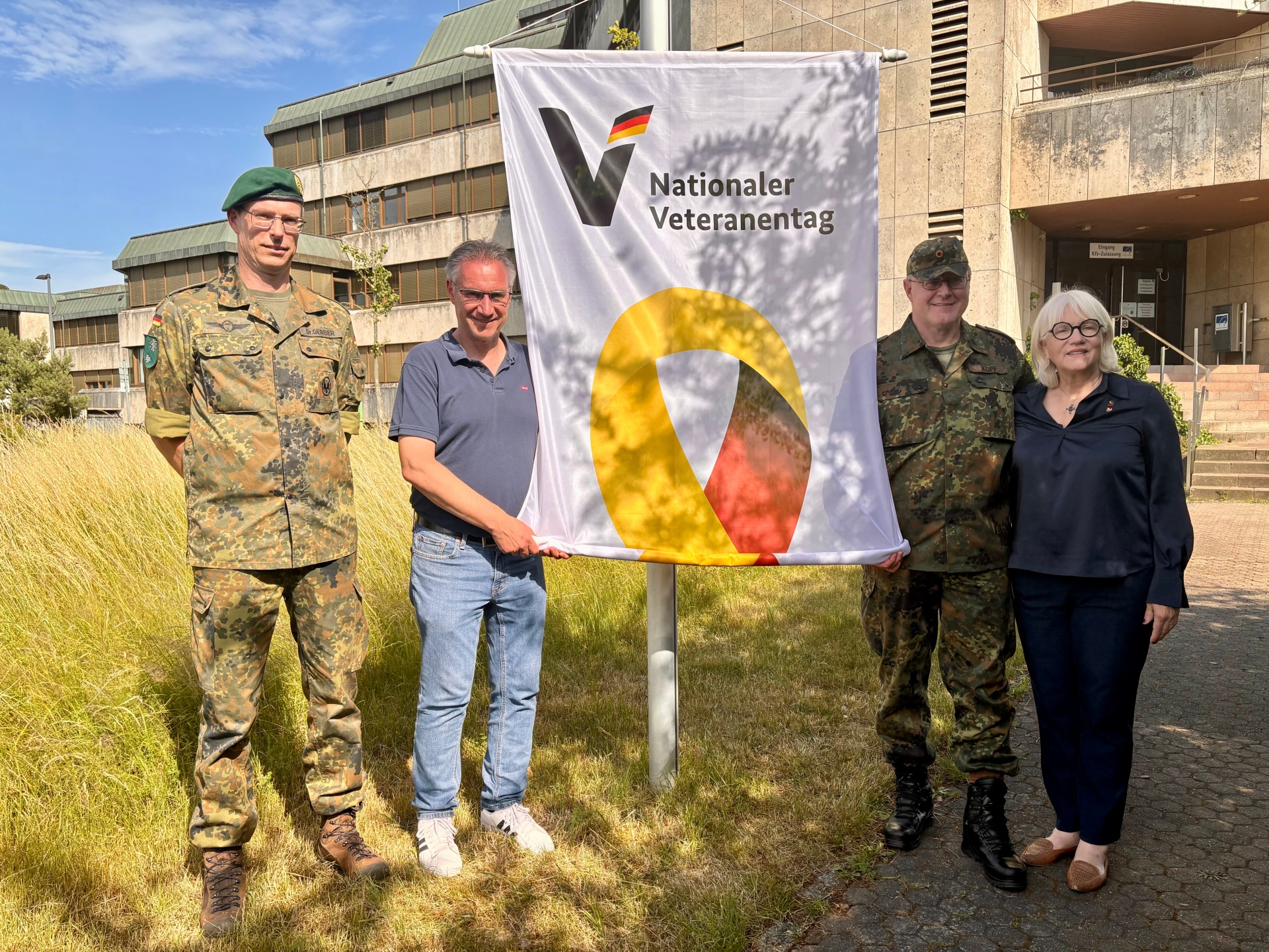 Beim Hissen der Veteranenflagge: v.l. Dr. Ingo Gerber, Landrat Frank John, Oberst Michael G. Kopp, Helen Ayer Patton