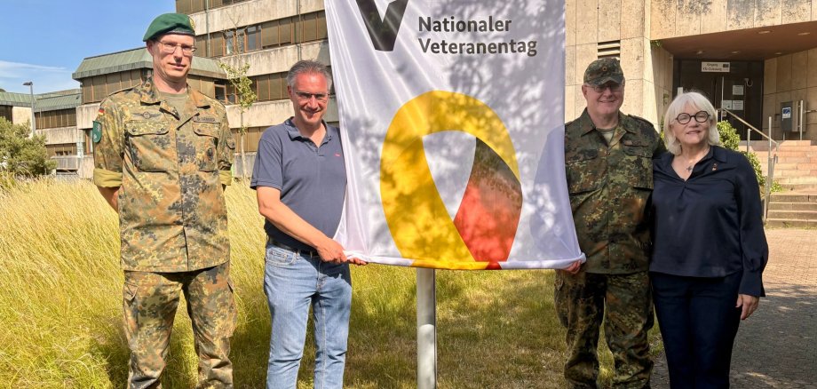 Beim Hissen der Veteranenflagge: v.l. Dr. Ingo Gerber, Landrat Frank John, Oberst Michael G. Kopp, Helen Ayer Patton Beim Hissen der Veteranenflagge: v.l. Dr. Ingo Gerber, Landrat Frank John, Oberst Michael G. Kopp, Helen Ayer Patton