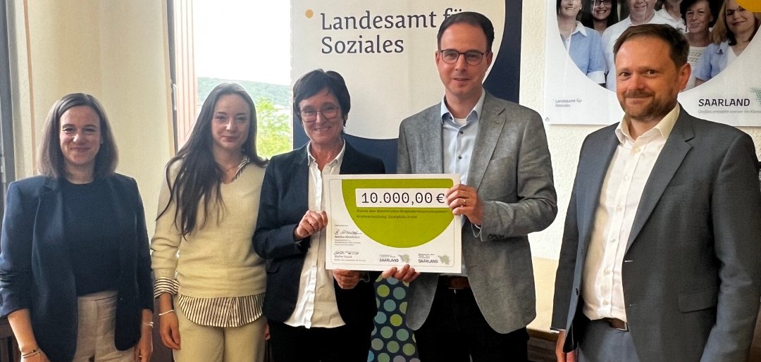 Preisübergabe an den Saarpfalz-Kreis: v.l. Katharina Schett, Anna-Lena Buchheit (beide BGM beim Saarpfalz-Kreis), Geschäftsbereichsleiterin Arbeit, Soziales und Gesundheit Dr. Ulrike Zwar (SPK), Stefan Funck (LAS), Martin Kerz (MASFG)