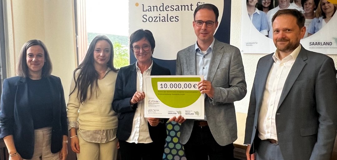Preisübergabe an den Saarpfalz-Kreis: v.l. Katharina Schett, Anna-Lena Buchheit (beide BGM beim Saarpfalz-Kreis), Geschäftsbereichsleiterin Arbeit, Soziales und Gesundheit Dr. Ulrike Zwar (SPK), Stefan Funck (LAS), Martin Kerz (MASFG)
