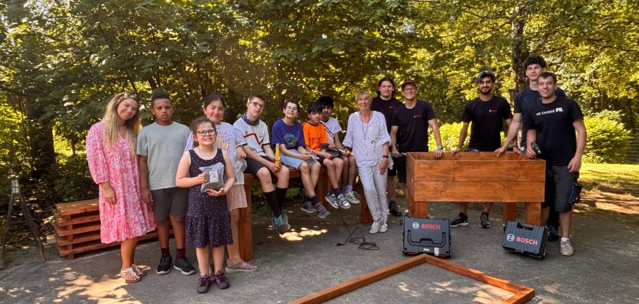 Bosch-Auszubildende, Schülerinnen und Schüler der Oberlin-Schule mit ihren Lehrerinnen präsentieren das frisch gefertigte Hochbeet
