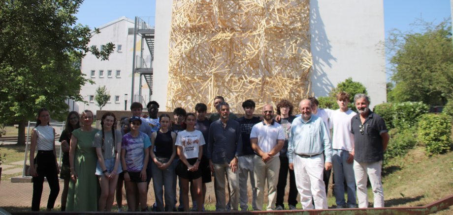 Die deutsch-amerikanische SchülerInnengruppe mit allen Akteuren vor der Wooden Wave Die deutsch-amerikanische SchülerInnengruppe mit allen Akteuren vor der Wooden Wave