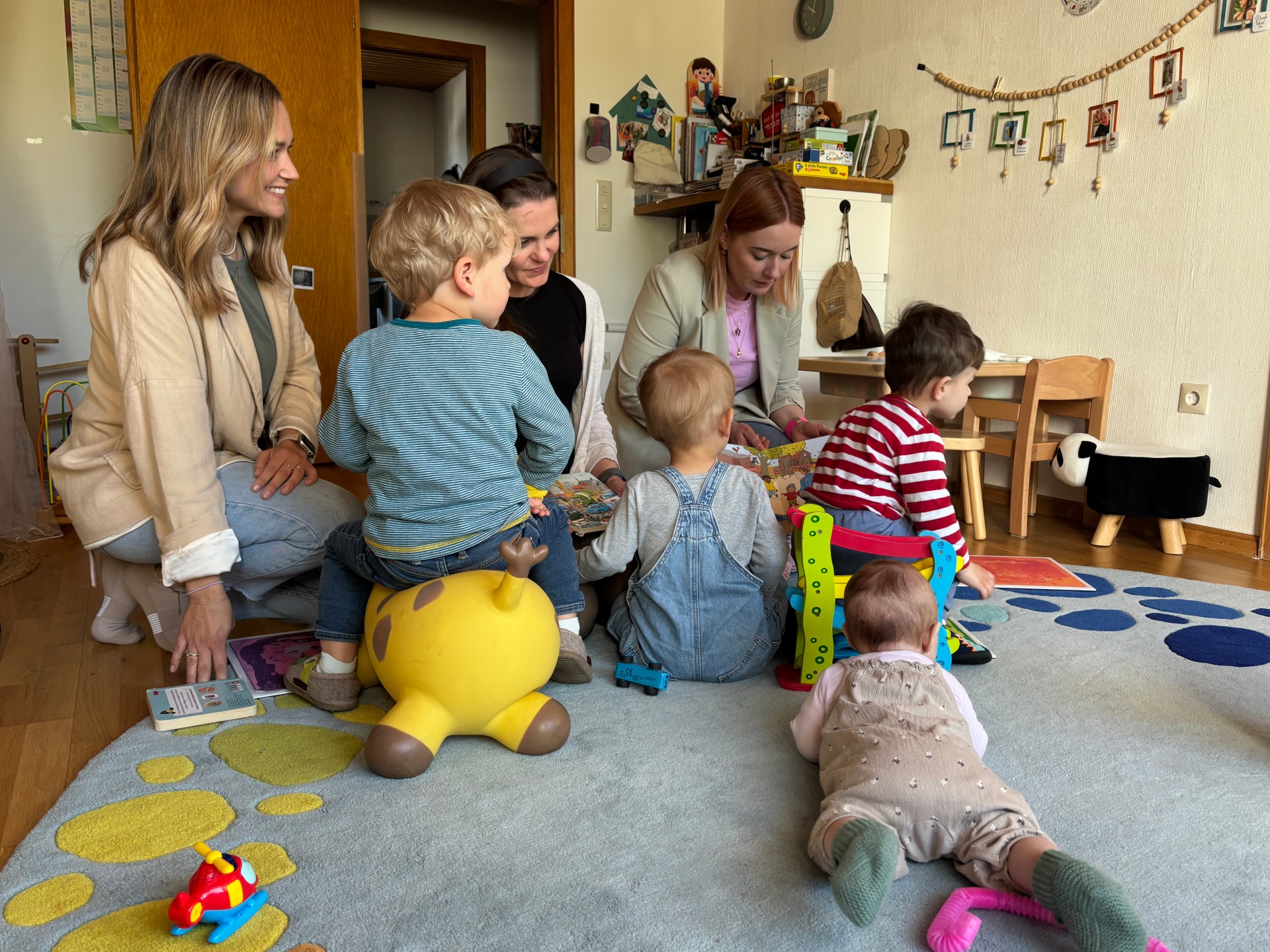 Der Spielbereich bei den Dorfkindern: Die Fachberaterinnen Kindertagespflege beim Saarpfalz-Kreis Alin Dorscheid und Helena Gebel (li. und re.) mit Nicole Berwanger (Mitte) und den Kindern.