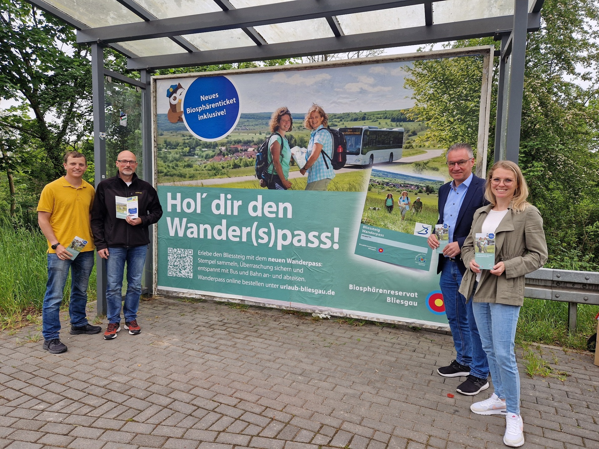 Die Kampagne „Wander(s)pass“ wird großflächig an Bushaltestellen präsentiert.