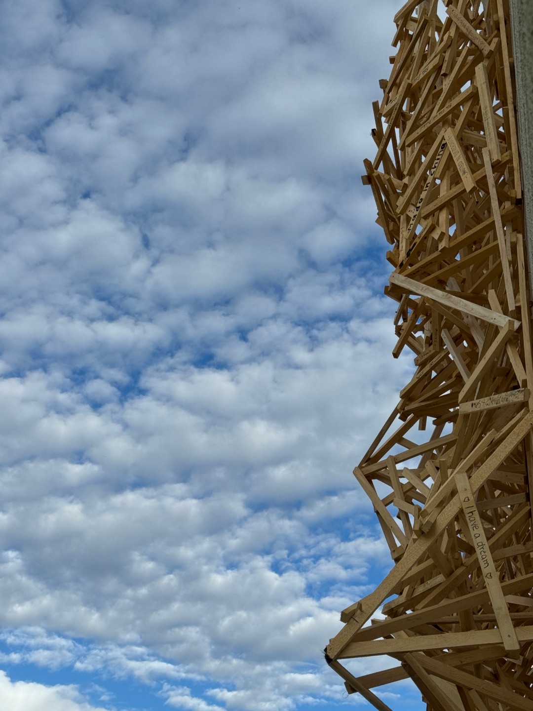 Die „WoodenWave“: sichtbares Symbol für das Partnerschaftsjubiläum aus dem deutsch-amerikanischen Schulprojekt mit dem Bildhauer Martin Steinert, am Mannlich-Gymnasium in der Hiltebrandstraße.