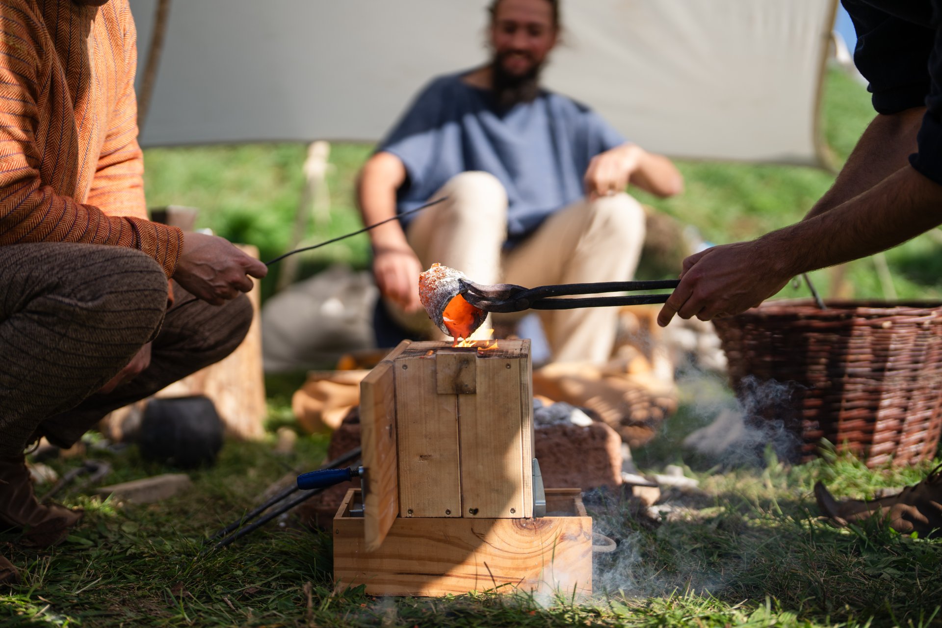Historische Handwerksdarstellung: An einem offenen Feuer wird keltische Schmiedetechnik demonstriert. Historische Handwerksdarstellung: An einem offenen Feuer wird keltische Schmiedetechnik demonstriert.