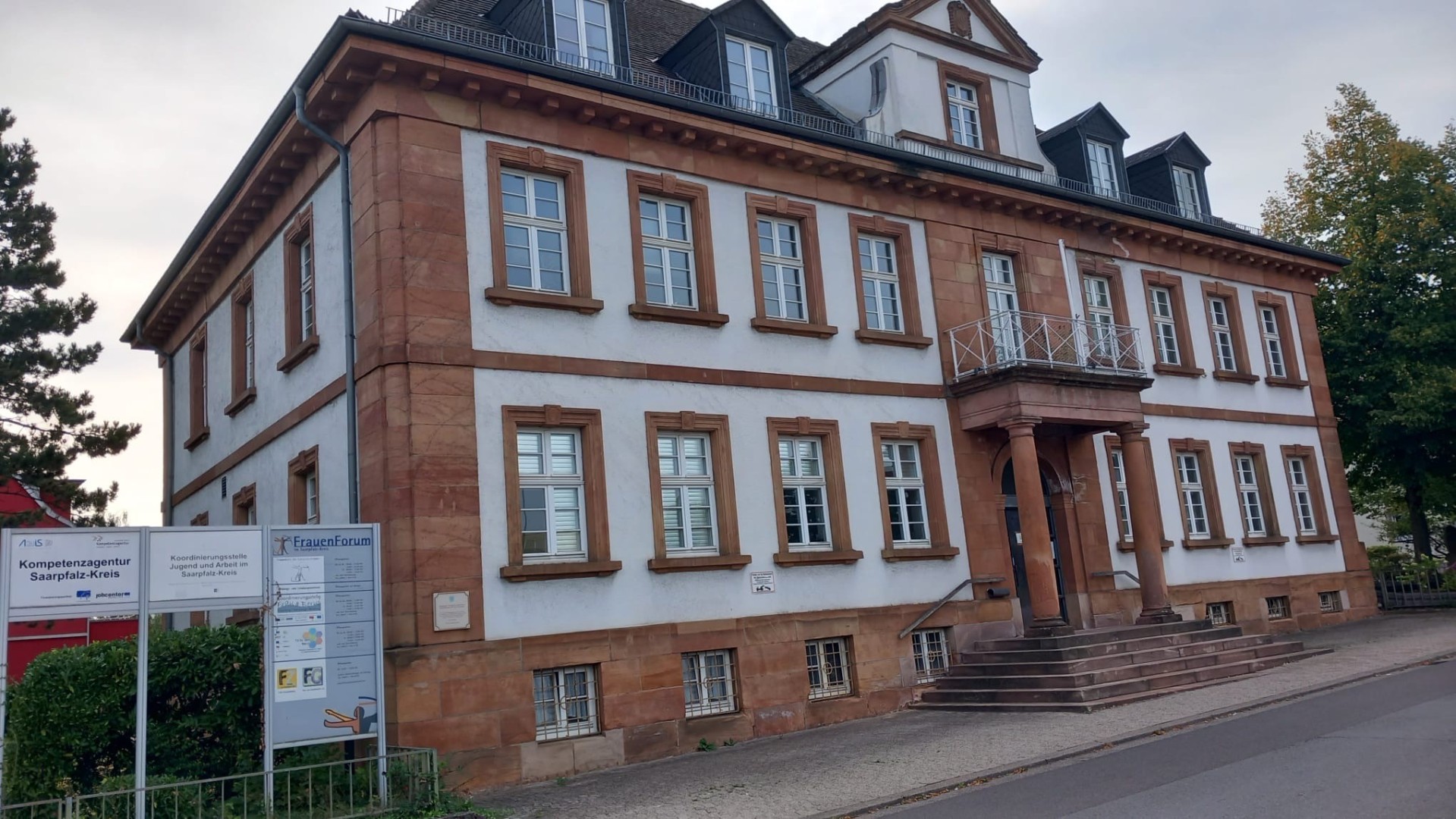 Die Vorderseite des Frauenbueros am Scheffelplatz