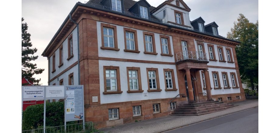 Die Vorderseite des Frauenbueros am Scheffelplatz