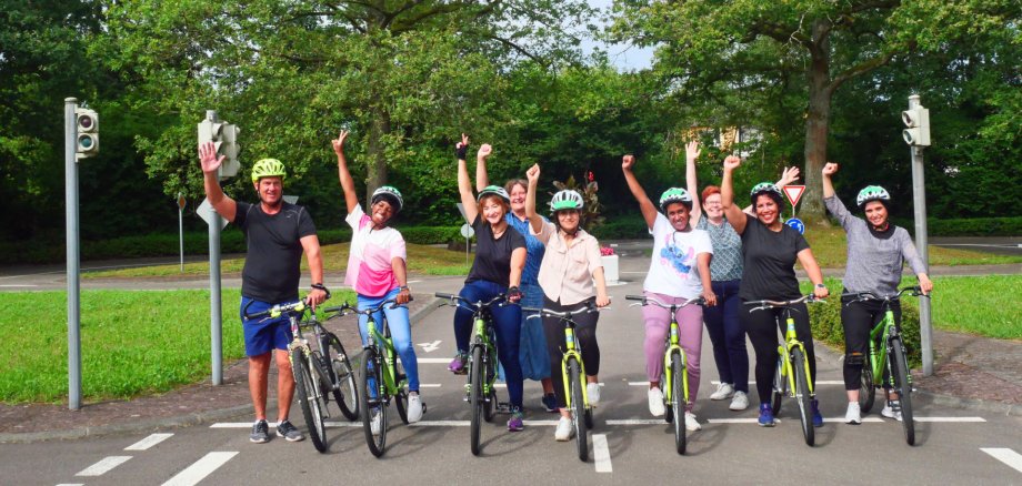 Die Mitarbeiterinnen des KiBiSS-Projektes, Ines Wahle (4. v. l.) und Nicole Berger (3. v. r.), sowie Heiner Schultz (l.) freuen sich mit den Absolventinnen des Fahrradlernkurses. Foto: Beate Tuffing