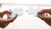 Die AQuiS als Arbeitgeber zwei Hände verbinden passende Puzzleteile