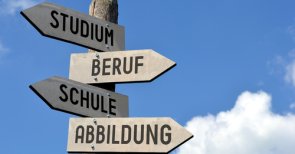 Jugendberufsagentur Ein Wegweiser mit Pfeilschildern Richtung Studium, Beruf, Ausbildung und Schule