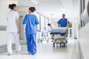 Kreiskrankenhaus St. Ingbert Gang im Krankenhaus mit Kranenhauspersonal