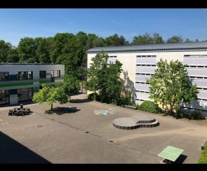 Schulhof und Gebäude der Gemeinschaftsschule Neue Sandrennbahn in Homburg