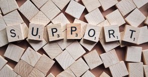 Unterstuetzer Holzwuerfel legen das Wort Support zusammen