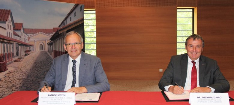 Der Präsident des Département Moselle, Patrick Weiten, und Landrat Dr. Theophil Gallo bei der Erneuerung der Kooperationsvereinbarung im August 2017