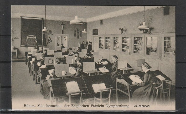 Mädchenschule Schwarz-Weiß Foto eines Klassensaals.