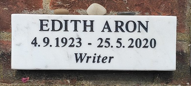Farbfoto einer Gedenktafel mit der Aufschrift "EDITH ARON. 4.9.1923-25.5.2020. Writer".