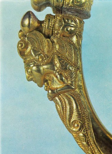 Farbfoto Detailaufnahme der Figur auf dem Amreif.