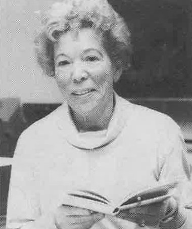 Hutzler Portrait 4 Schwarz-Weiß-Foto einer Frau mit Buch in der Hand.