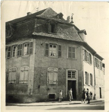 Faber Haus Schwarz-Weiß Foto eines Eckhauses.
