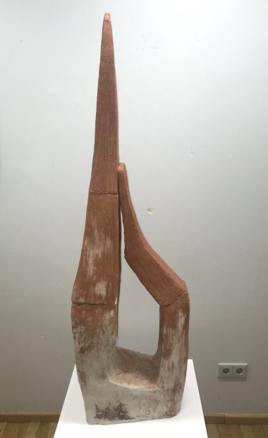 Skulptur von Madeleine Mangold. Farbfoto einer abstrakten Skulptur.