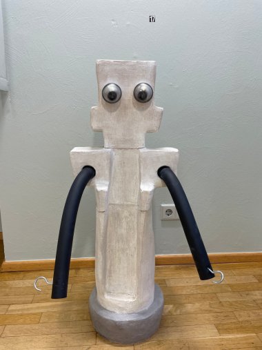 Skulptur von Madeleine Mangold. Farbfoto einer abstrakten Skulptur.
