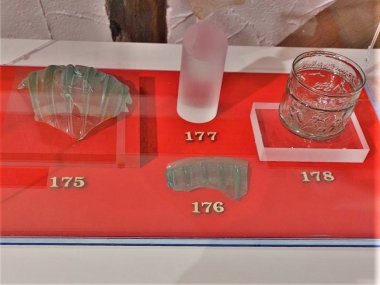 Foto einer Vitrine mit Glasgefäßen.