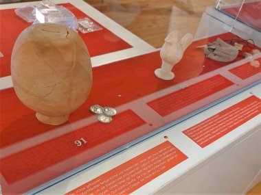 Foto einer Vitrine zu Spielen.